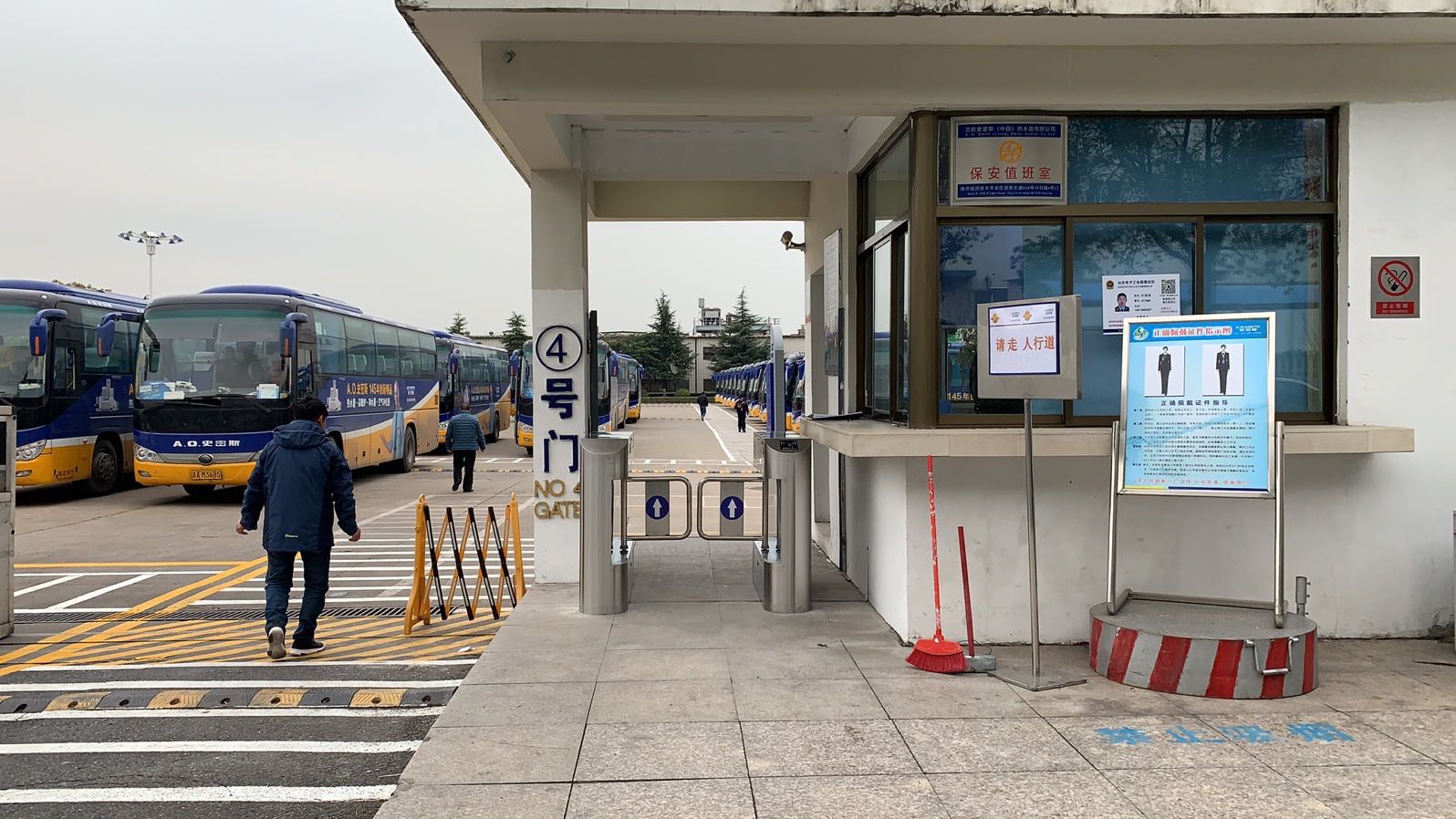 史密斯4號門電動刷卡無刷擺閘安裝完畢