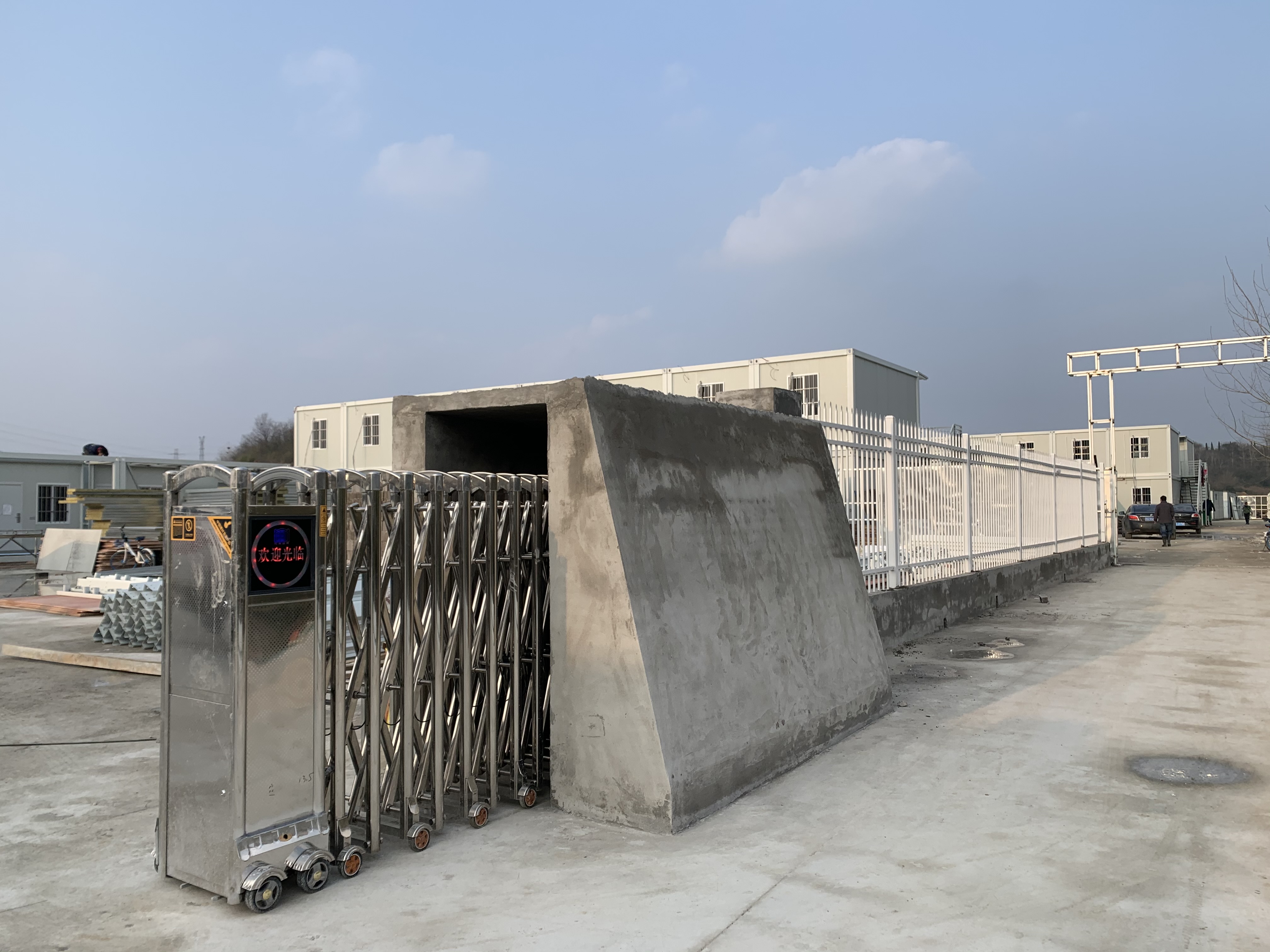 仙林大學(xué)城華興G76地塊項目部電動伸縮門和熱鍍鋅圍欄完成安裝