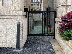 南京金浦地產(chǎn)紫御東方Ｄ地塊電動刷卡廣告門安裝完畢
